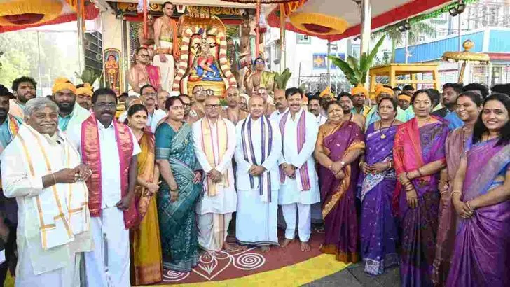 తిరుమలలో వైభవంగా శ్రీవారి చిన్నశేష వాహన సేవ