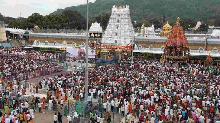 తిరుమాడ వీధుల్లో శ్రీవారి రథోత్సవం..