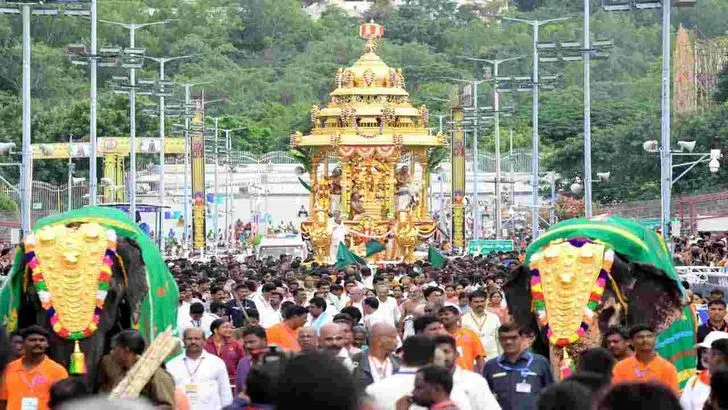 తిరుమలలో స్వర్ణరథోత్సవంపై శ్రీవారు.. పులకించిన భక్తులు