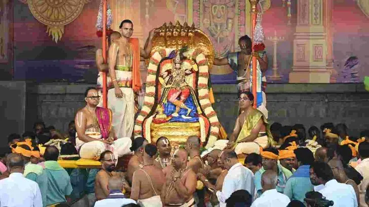 తిరుమలలో వైభవంగా శ్రీవారి చిన్నశేష వాహన సేవ