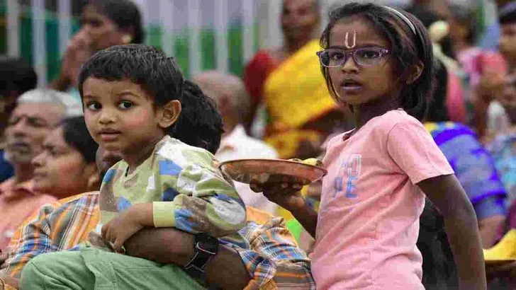 తిరుమలలో స్వర్ణరథోత్సవంపై శ్రీవారు.. పులకించిన భక్తులు