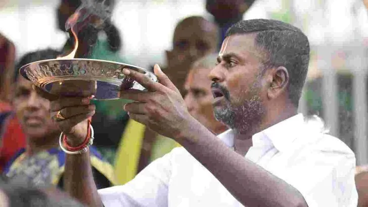 తిరుమలలో స్వర్ణరథోత్సవంపై శ్రీవారు.. పులకించిన భక్తులు