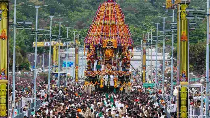 తిరుమాడ వీధుల్లో శ్రీవారి రథోత్సవం..