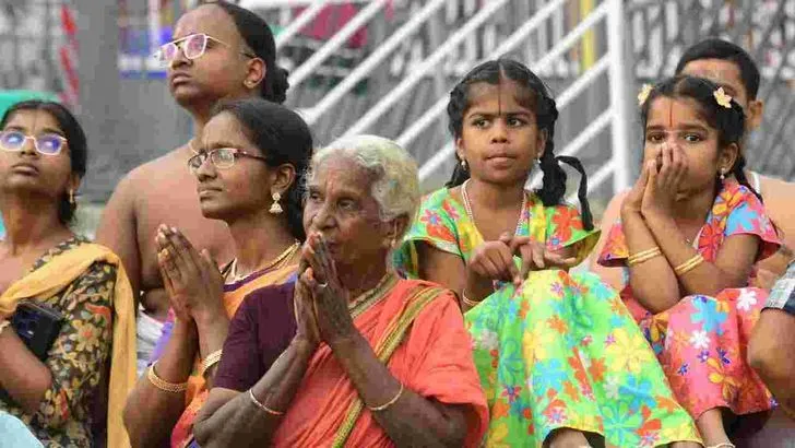 తిరుమలలో స్వర్ణరథోత్సవంపై శ్రీవారు.. పులకించిన భక్తులు