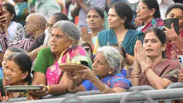 తిరుమలలో స్వర్ణరథోత్సవంపై శ్రీవారు.. పులకించిన భక్తులు