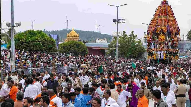 తిరుమాడ వీధుల్లో శ్రీవారి రథోత్సవం..