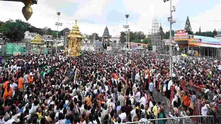 తిరుమలలో స్వర్ణరథోత్సవంపై శ్రీవారు.. పులకించిన భక్తులు