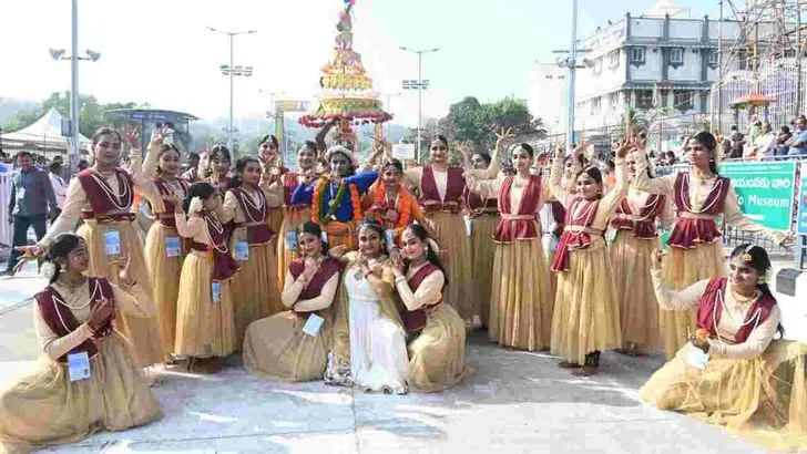 తిరుమలలో వైభవంగా శ్రీవారి చిన్నశేష వాహన సేవ