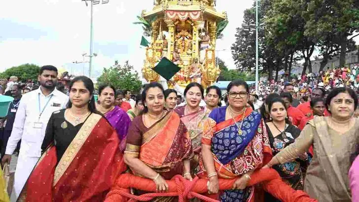 తిరుమలలో స్వర్ణరథోత్సవంపై శ్రీవారు.. పులకించిన భక్తులు