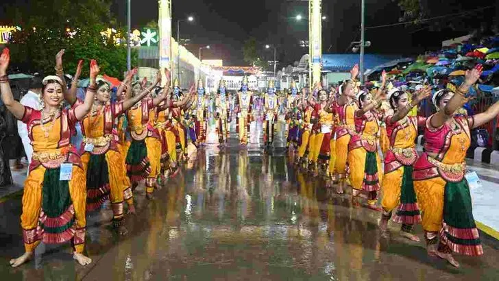 తిరుమలలో వైభవంగా శ్రీవారి గరుడసేవ.. ఆకట్టుకున్న కళాకారుల ప్రదర్శనలు