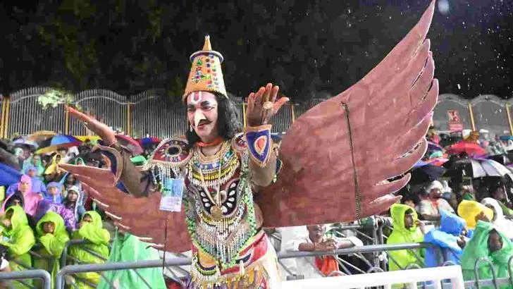 తిరుమలలో వైభవంగా శ్రీవారి గరుడసేవ.. ఆకట్టుకున్న కళాకారుల ప్రదర్శనలు