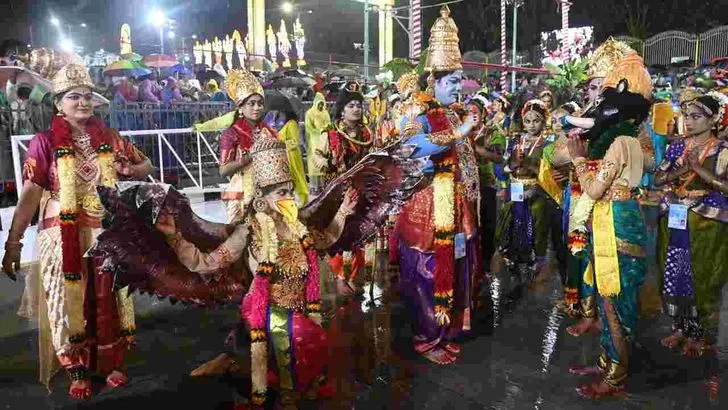 తిరుమలలో వైభవంగా శ్రీవారి గరుడసేవ.. ఆకట్టుకున్న కళాకారుల ప్రదర్శనలు
