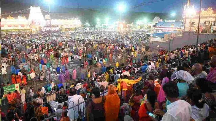 తిరుమలలో వైభవంగా శ్రీవారి గరుడసేవ.. ఆకట్టుకున్న కళాకారుల ప్రదర్శనలు