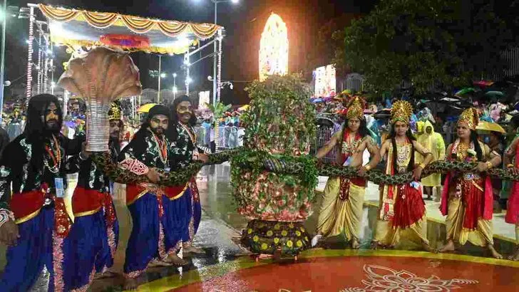 తిరుమలలో వైభవంగా శ్రీవారి గరుడసేవ.. ఆకట్టుకున్న కళాకారుల ప్రదర్శనలు