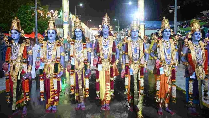 తిరుమలలో వైభవంగా శ్రీవారి గరుడసేవ.. ఆకట్టుకున్న కళాకారుల ప్రదర్శనలు