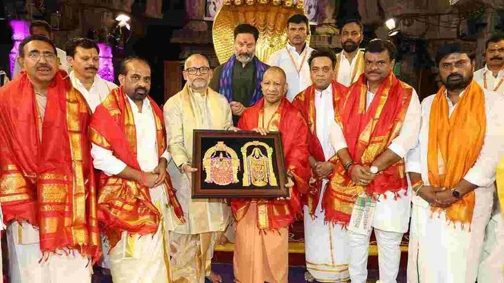 తిరుమలలో శ్రీవారిని దర్శించుకున్న యూపీ సీఎం యోగి