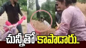 వరద ప్రవాహంలో చిక్కుకున్న బైకర్.. ప్రాణాలకు తెగించి కాపాడిన మహిళలు..