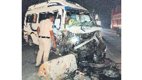 పెళ్లి బృందానికి త్రుటిలో తప్పిన ప్రమాదం