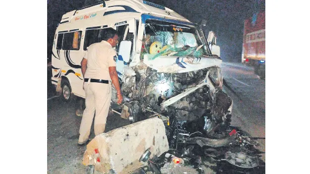 పెళ్లి బృందానికి త్రుటిలో తప్పిన ప్రమాదం
