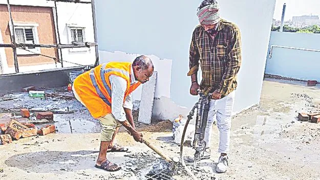 17 అక్రమ నిర్మాణాల కూల్చివేత  