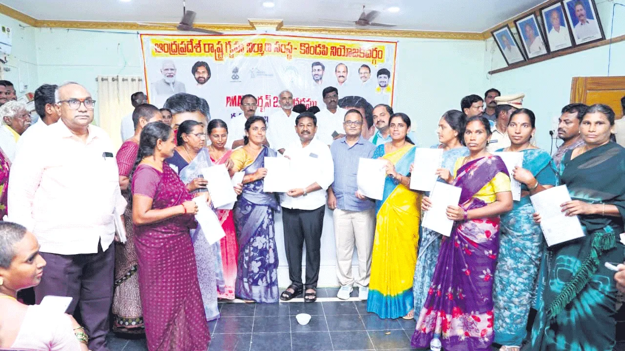 పార్టీలకు అతీతంగా పేదలకు ఇళ్లు