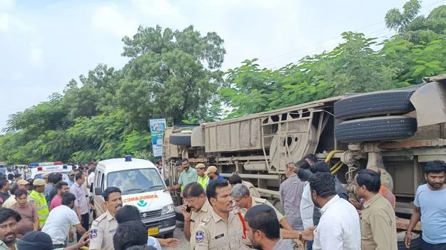 అనంతగిరి ఘాట్‌రోడ్డులో ఘోర ప్రమాదం.. ప్రైవేటు బస్సు బోల్తా, నలుగురు మహిళల మృతి
