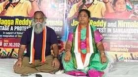 రాహుల్‌ పోరాటానికి మద్దతుగా.. సంగారెడ్డిలో జగ్గారెడ్డి, నిర్మల దీక్ష