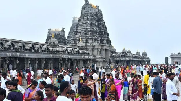 భక్తజనసంద్రంగా యాదగిరి క్షేత్రం