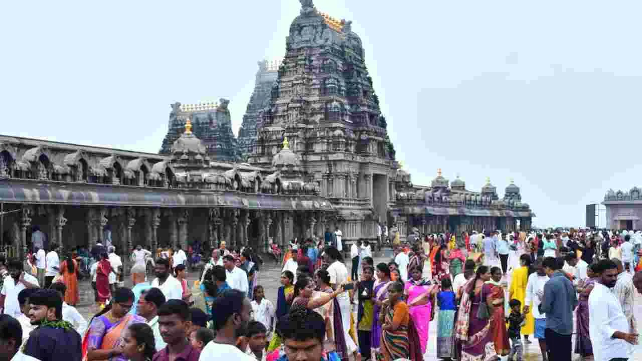 భక్తజనసంద్రంగా యాదగిరి క్షేత్రం భక్తజనసంద్రంగా యాదగిరి క్షేత్రం