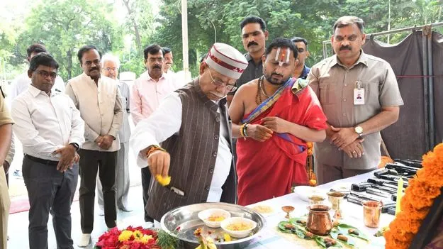 లోక్‌భవన్‌లో ఆయుధ పూజలు నిర్వహించిన గవర్నర్‌