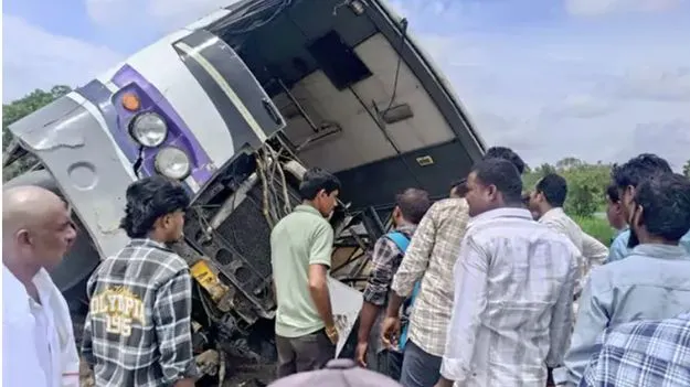 అన్నమయ్య జిల్లాలో ఆర్టీసీ బస్సు బోల్తా.. 20 మందికి గాయాలు
