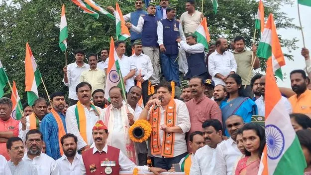 చరిత్రను తొక్కిపెడుతున్నారు