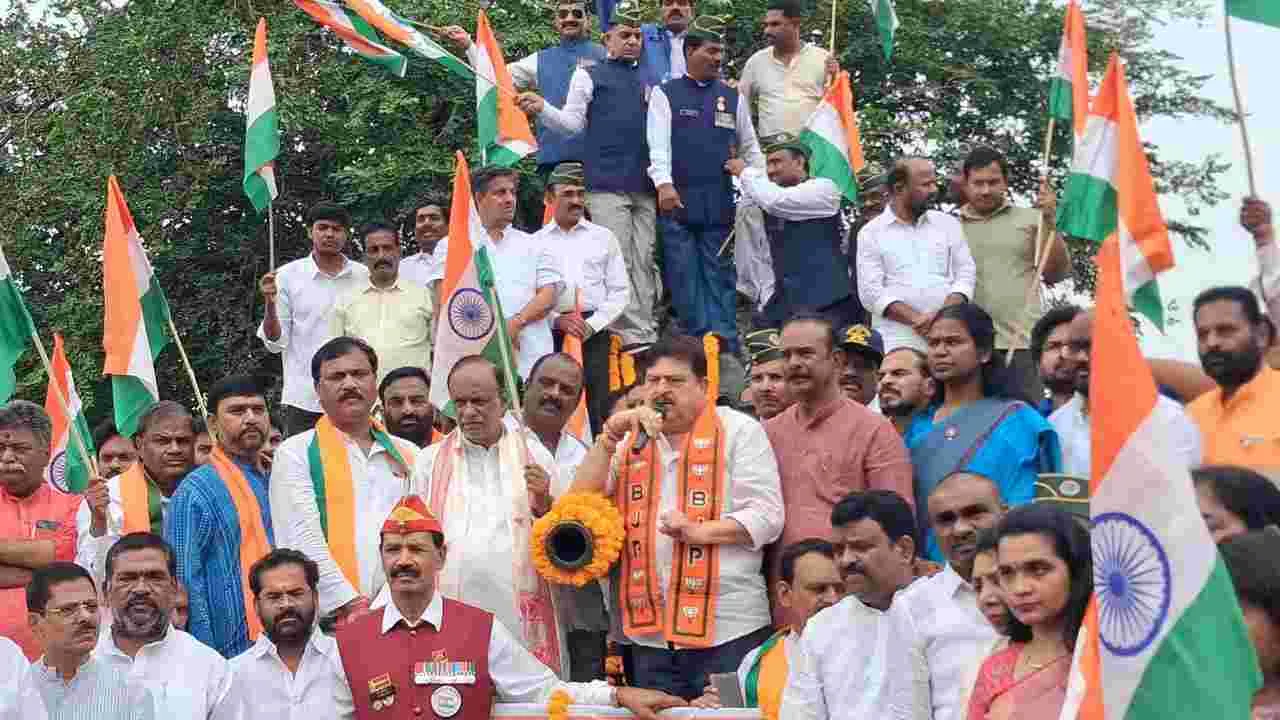 చరిత్రను తొక్కిపెడుతున్నారు