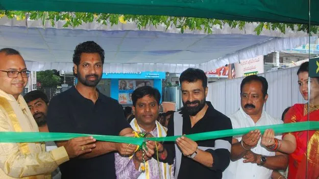 మదీనగూడలో రామ్‌రాజ్‌ షోరూం ప్రారంభం