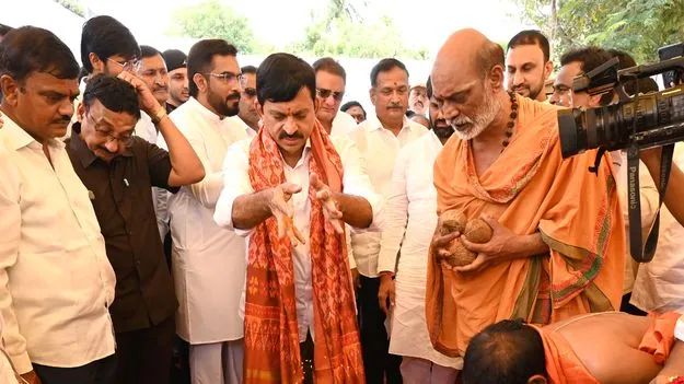 ఎకరం 250 కోట్ల ఉన్న స్థలాల్లో ఇందిరమ్మ టవర్లు 