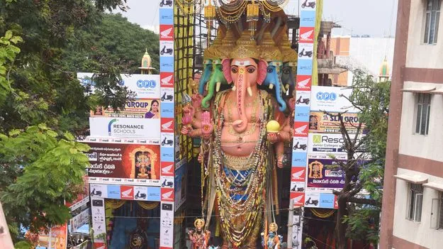 జనప్రవాహమైన ఖైరతాబాద్‌