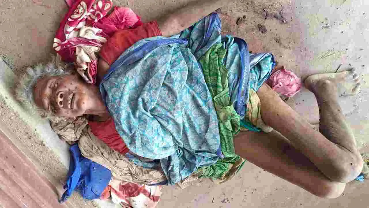 బస్టాండ్‌లో 4రోజులుగా ఈగలు, దోమల మధ్యే!