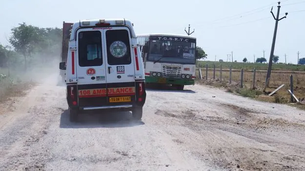 రోడ్లు వేయరు.. రిపేరు చేయరు