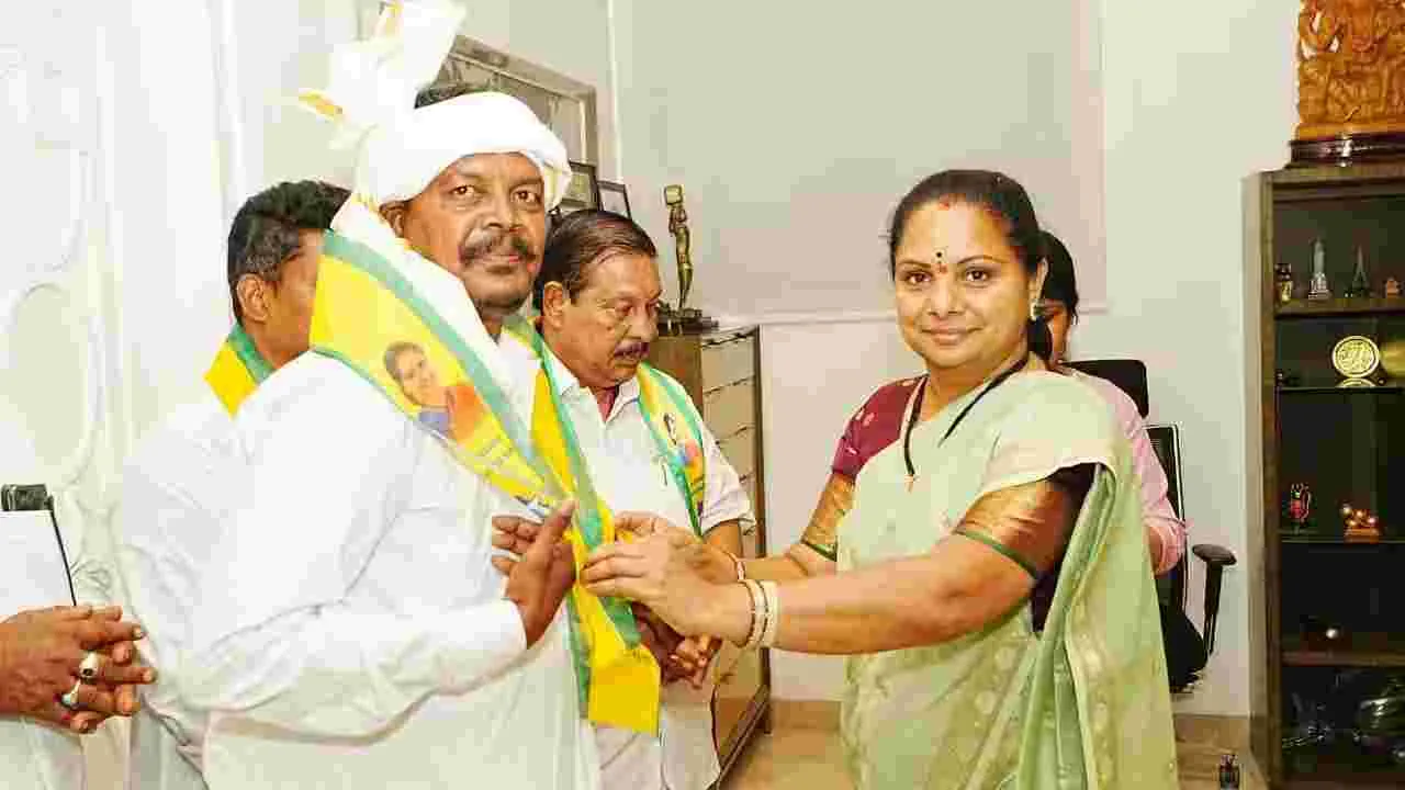 కవిత పార్టీలో చేరిన ‘నాగోబా’ పూజారి