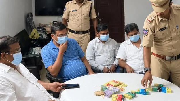 సిద్దిపేటలో పేకాట మాజీ ఎమ్మెల్సీ సహా నలుగురి అరెస్టు