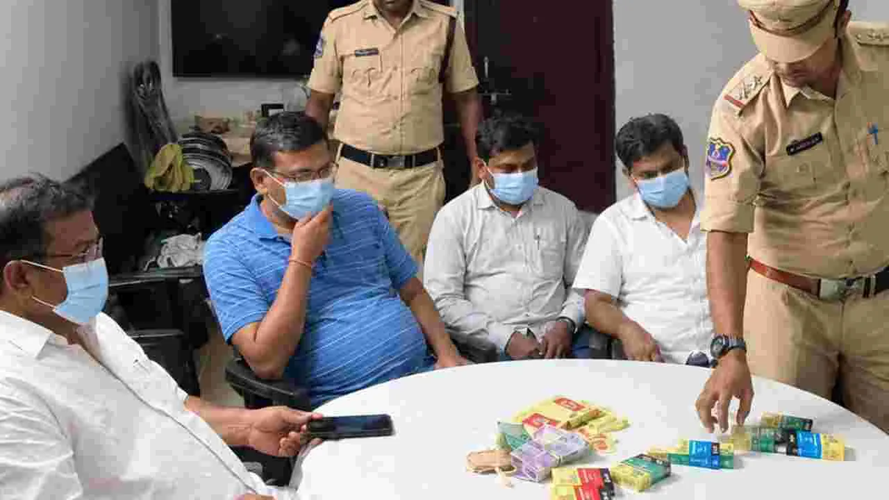 సిద్దిపేటలో పేకాట మాజీ ఎమ్మెల్సీ సహా నలుగురి అరెస్టు