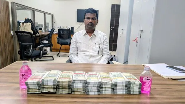 రూ.20 లక్షల లంచం తీసుకుంటూ ఏసీబీకి చిక్కిన తహసీల్దార్‌, సర్వేయర్‌
