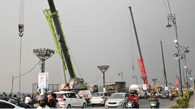 ట్యాంక్‌బండ్‌పై క్రేన్లు..!