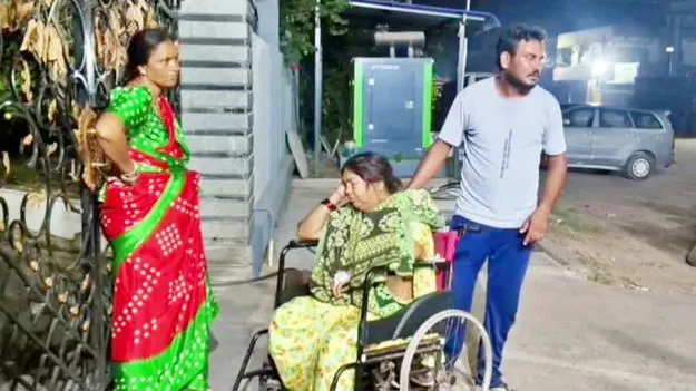 తల్లికి వైద్యం అందడం లేదని.. వీల్‌చైర్‌లో ఎమ్మెల్యే ఇంటికి