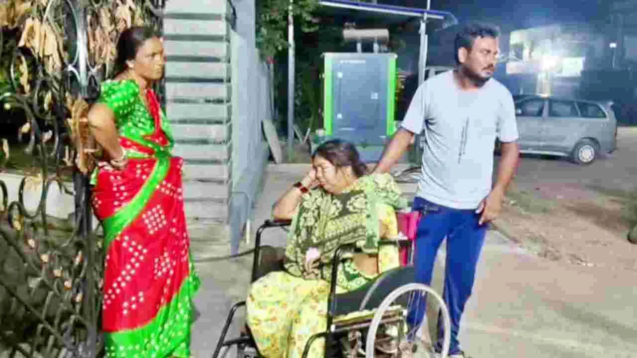 తల్లికి వైద్యం అందడం లేదని.. వీల్చైర్లో ఎమ్మెల్యే ఇంటికి – general తల్లికి వైద్యం అందడం లేదని.. వీల్చైర్లో ఎమ్మెల్యే ఇంటికి – general