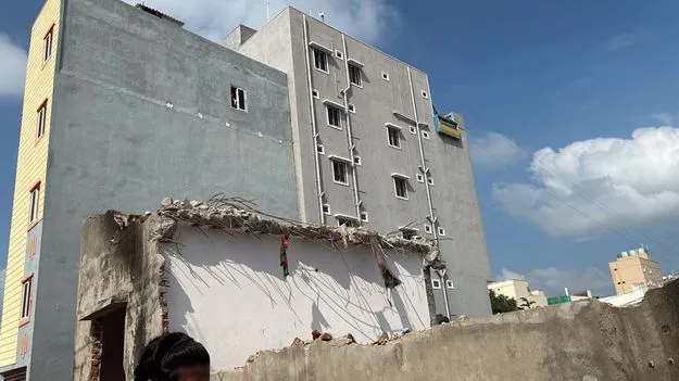 హాస్టల్‌ భవనం ఓ పక్కకు ఒరిగింది!