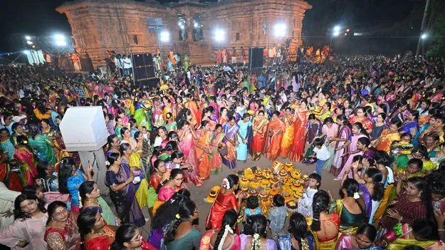 వేయిస్తంభాల గుడిలో ఘనంగా బతుకమ్మ
