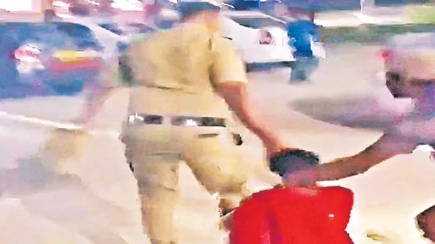 మహిళను కొట్టి, జుట్టు పట్టి ఈడ్చి..