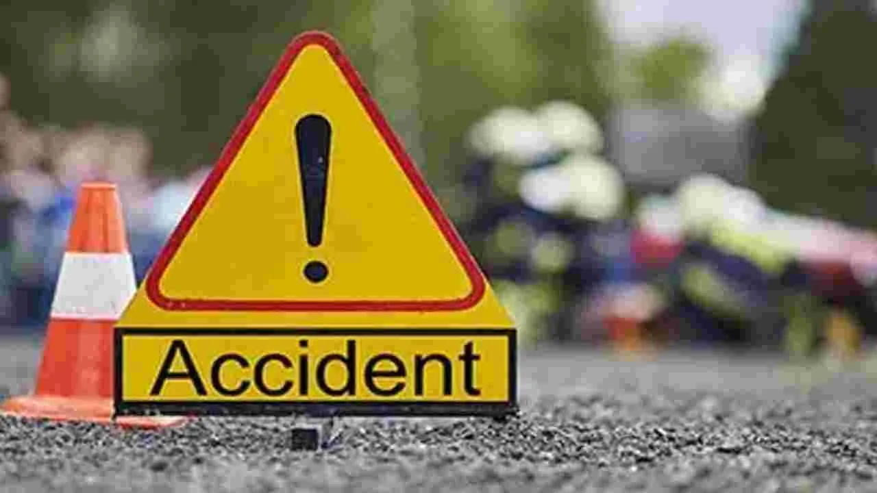 బైక్‌ను ఢీకొన్న వాహనం.. కుటుంబం ఛిద్రం! 