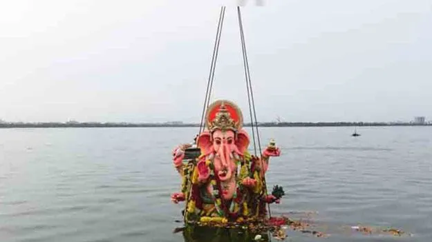 రేపు గణేష్‌ నిమజ్జనం.. బడులు, ఆఫీసులకు సెలవు